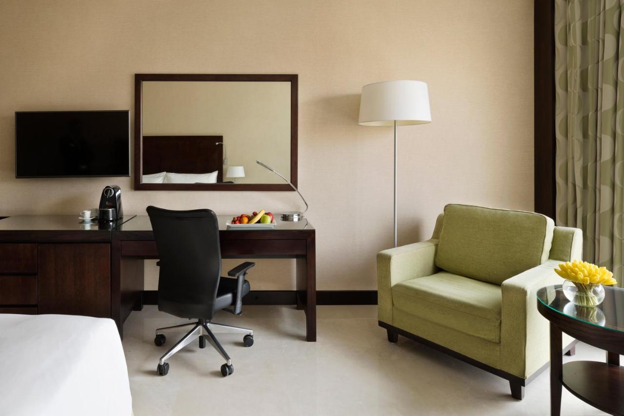 Crowne Plaza Jeddah By Ihg Hotel Екстериор снимка A room at the hotel