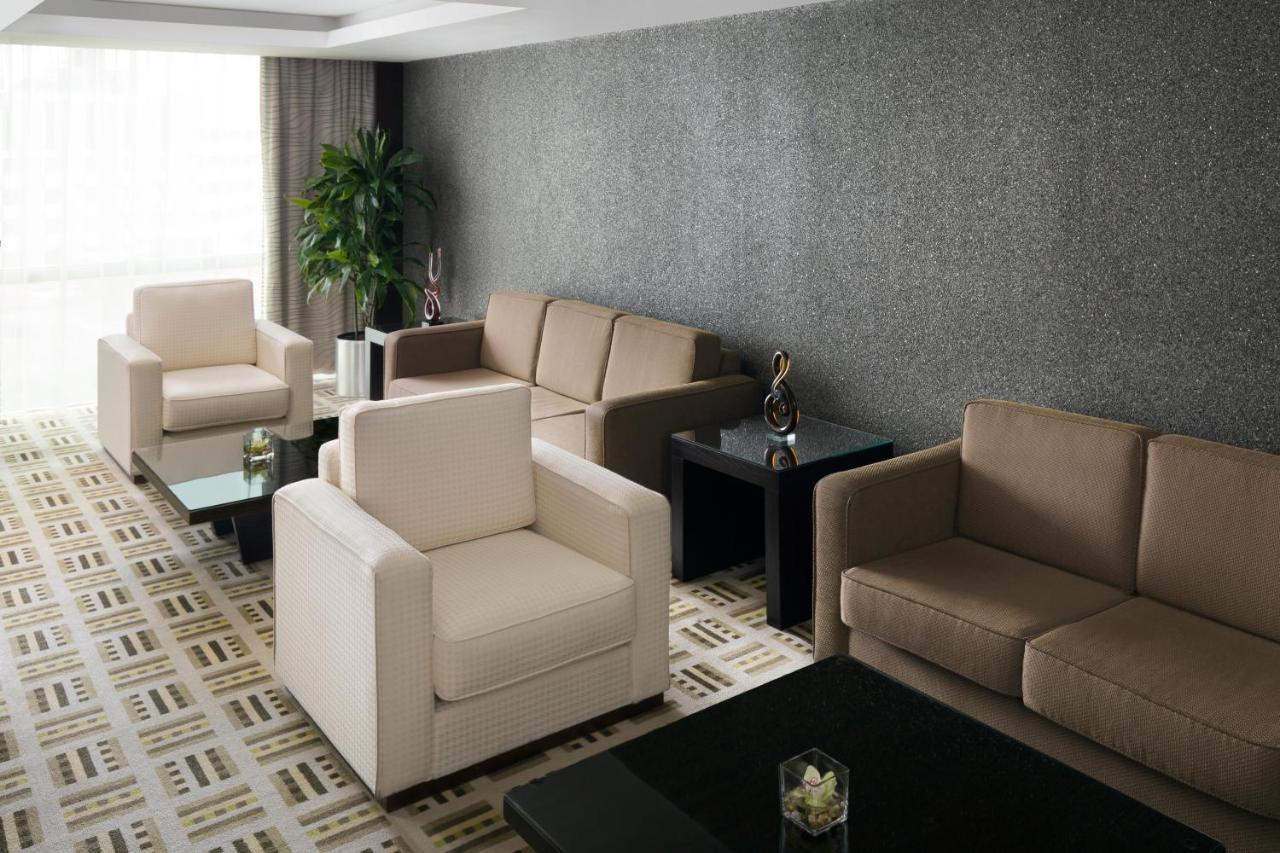 Crowne Plaza Jeddah By Ihg Hotel Екстериор снимка A living room with a carpet