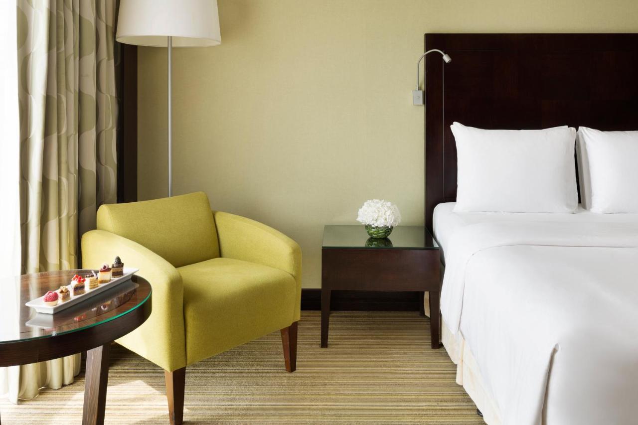 Crowne Plaza Jeddah By Ihg Hotel Екстериор снимка A room at the hotel