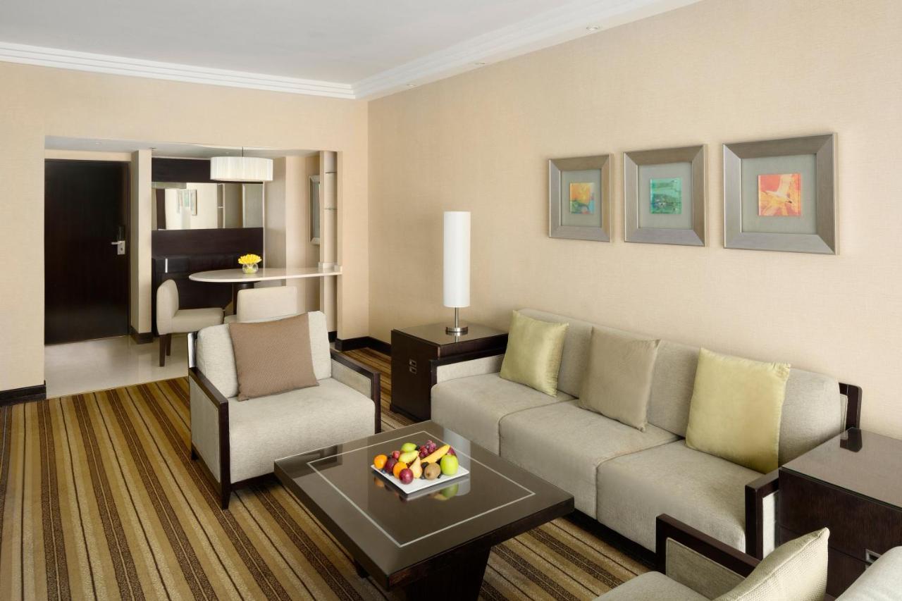 Crowne Plaza Jeddah By Ihg Hotel Екстериор снимка A living room