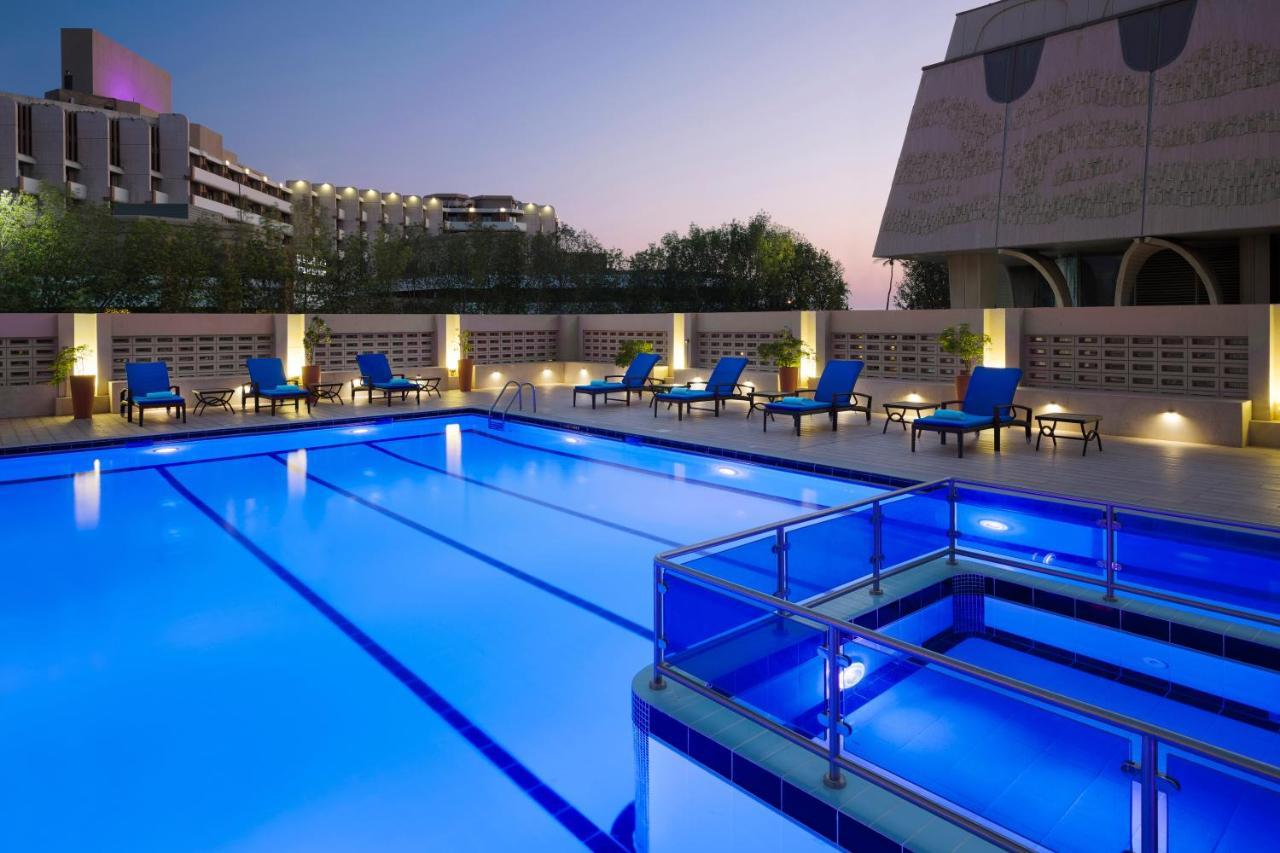 Crowne Plaza Jeddah By Ihg Hotel Екстериор снимка The swimming pool at the hotel