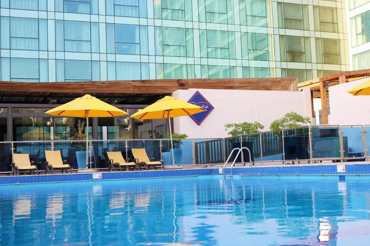 Crowne Plaza Jeddah By Ihg Hotel Екстериор снимка The swimming pool at the hotel