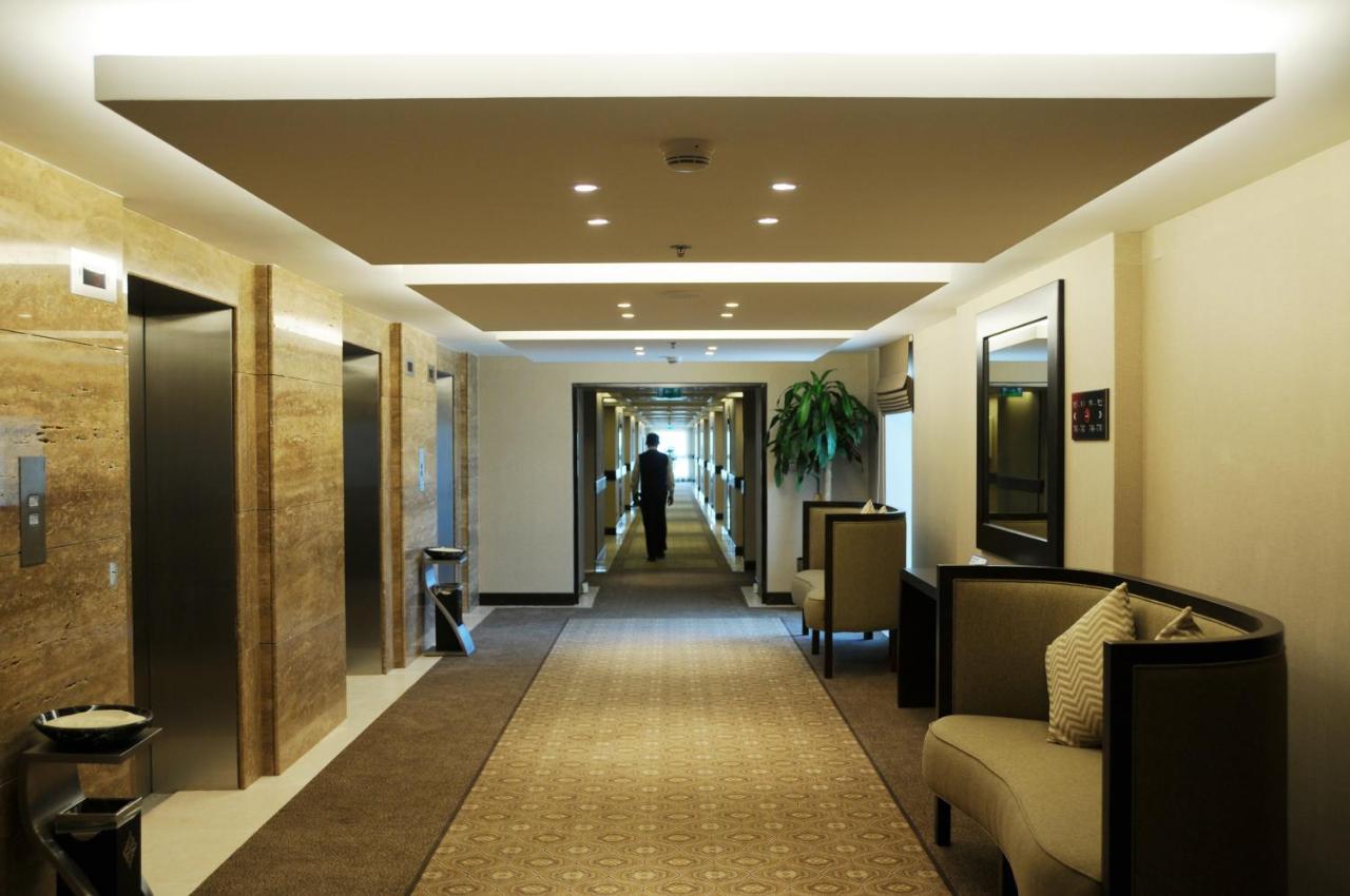 Crowne Plaza Jeddah By Ihg Hotel Екстериор снимка A hotel lobby