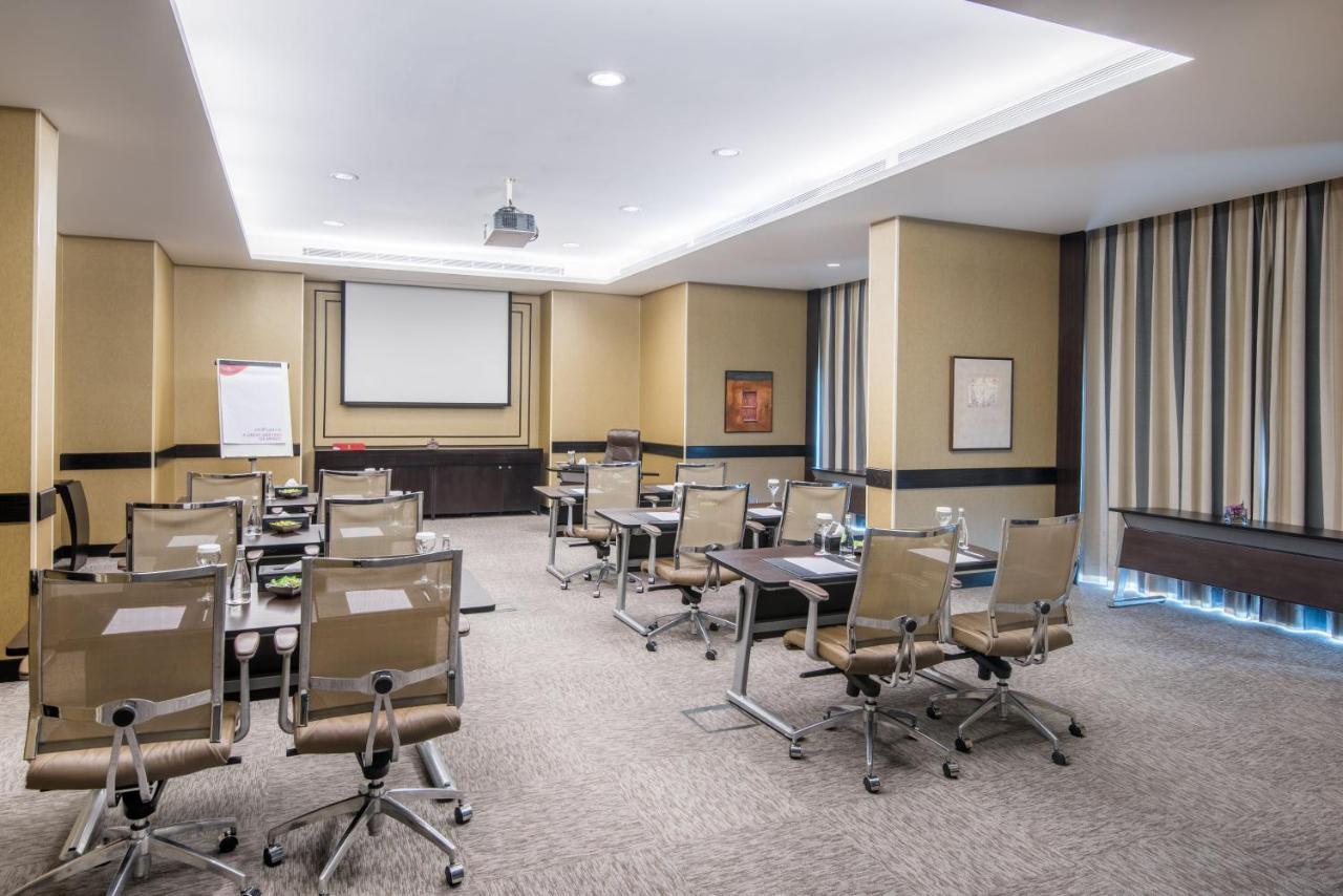 Crowne Plaza Jeddah By Ihg Hotel Екстериор снимка Meeting room