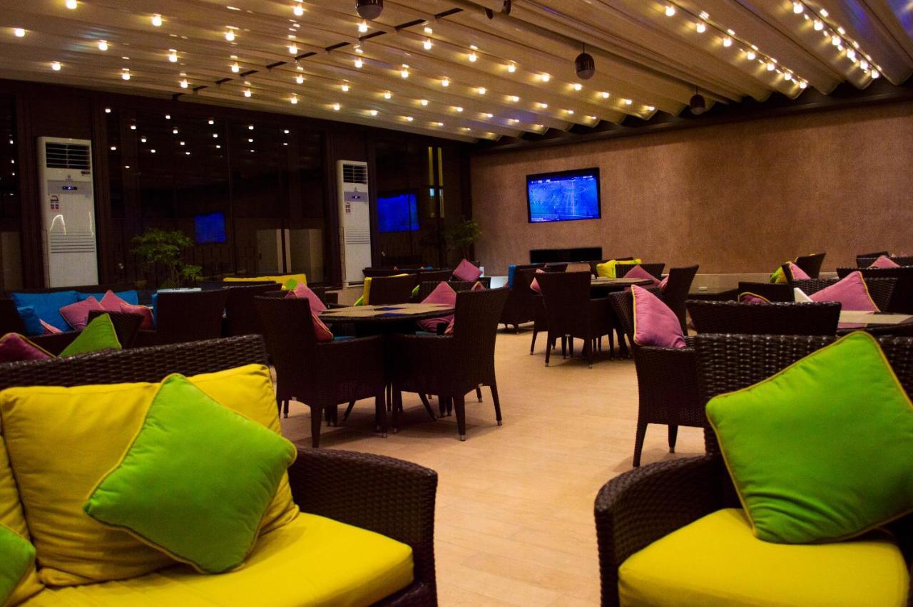 Crowne Plaza Jeddah By Ihg Hotel Екстериор снимка The interior of the lounge
