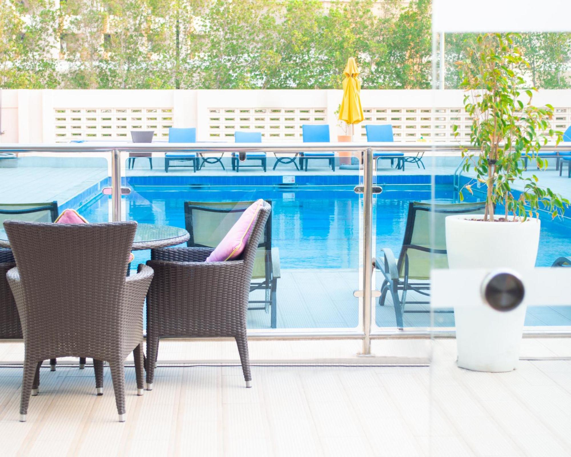 Crowne Plaza Jeddah By Ihg Hotel Екстериор снимка The pool at the hotel