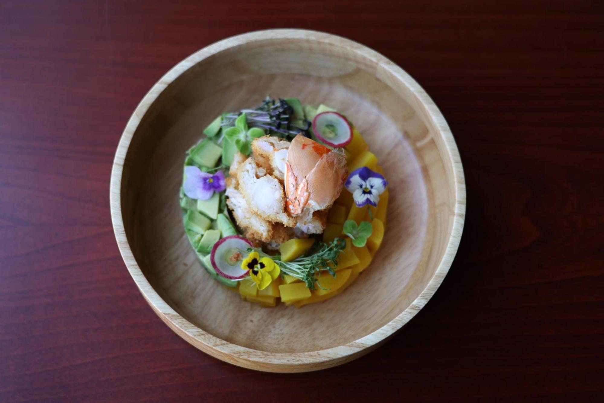 Crowne Plaza Jeddah By Ihg Hotel Екстериор снимка A salad with edible flowers